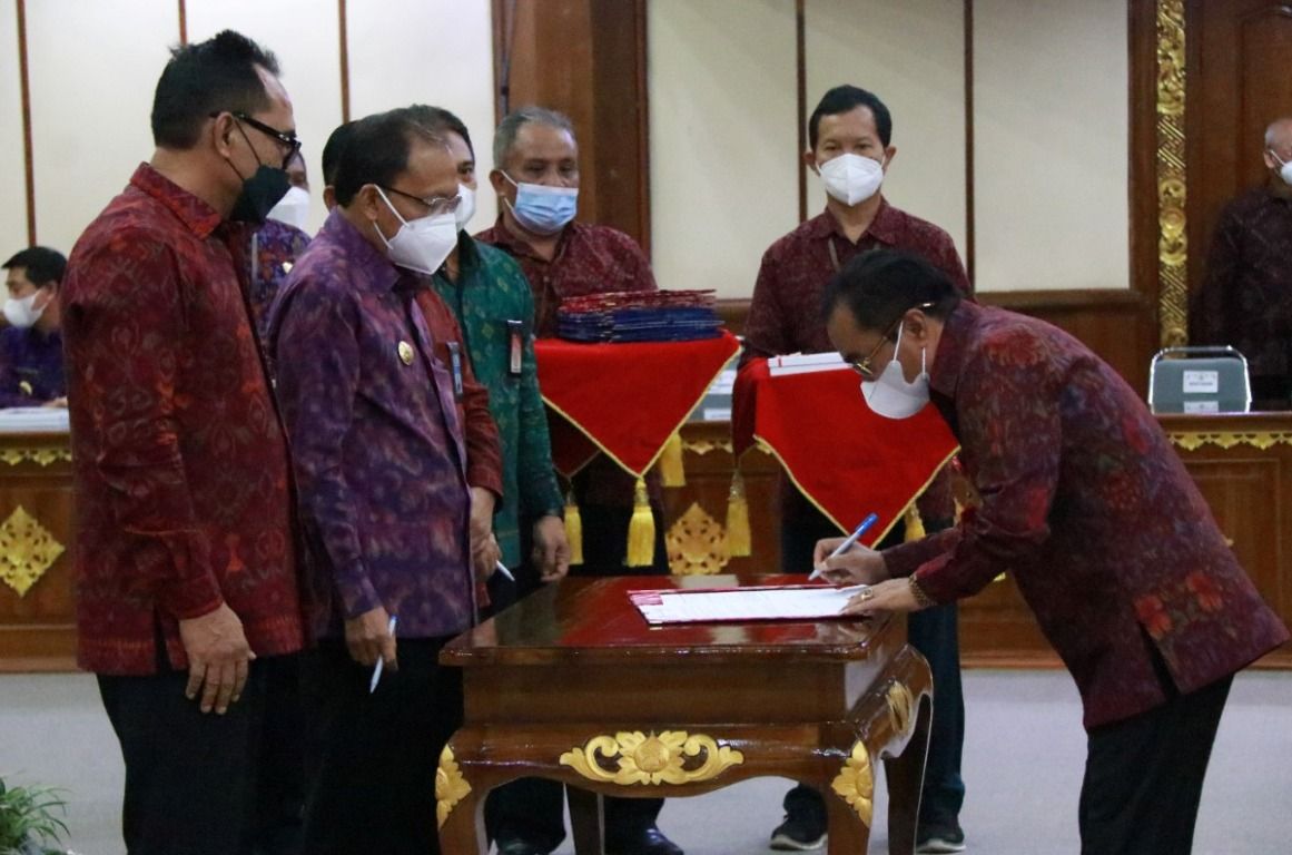 podiumnews.com-Pemkab Tabanan Terima DIPA 2022 dari Gubernur Bali